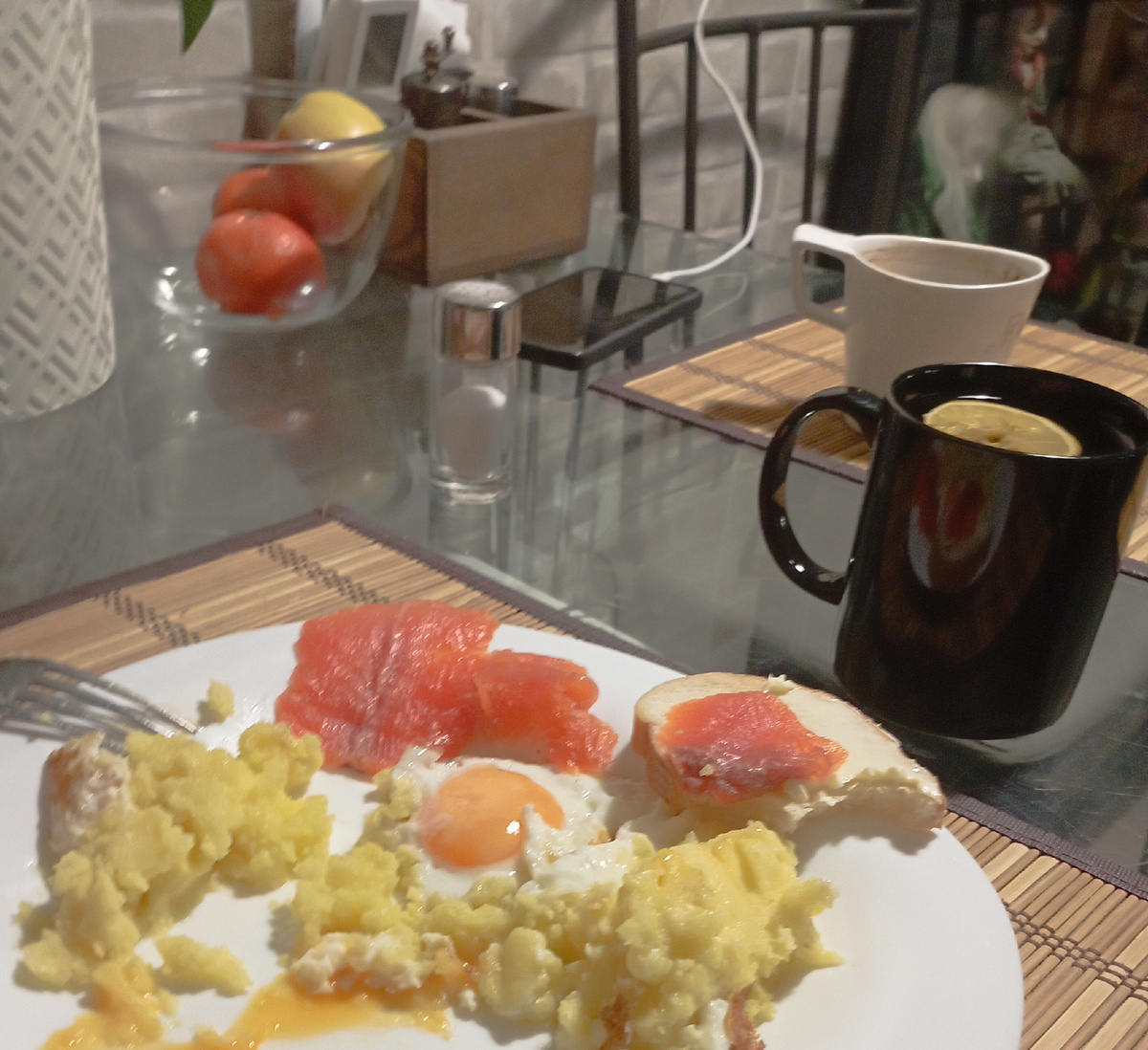 Вчера купили небольшую замороженную рыбу по 1000 рублей за кг. Муж её посолил. Сегодня и у сына на завтрак рыбка и у Сони