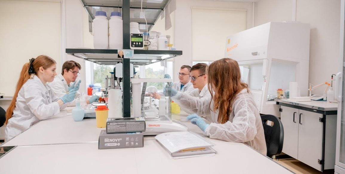 Студенты ВИША ТГУ в лаборатории
Фото: ВИША ТГУ