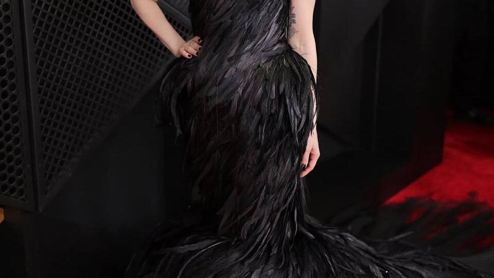 Леди Гага тоже в черном: певица выбрала «птичье» платье Matières Fécales