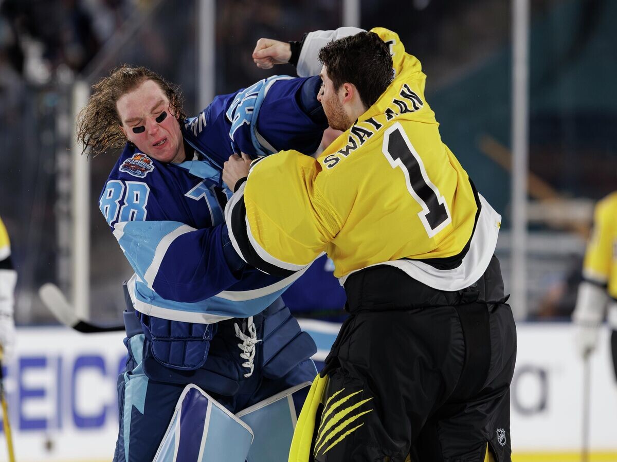    Драка российского вратаря "Тампа-Бэй Лайтнинг" Андрея Василевского с голкипером "Бостон Брюинз" Джереми Свэйманом | © Фото : Соцсети клуба НХЛ "Бостон Брюинз"