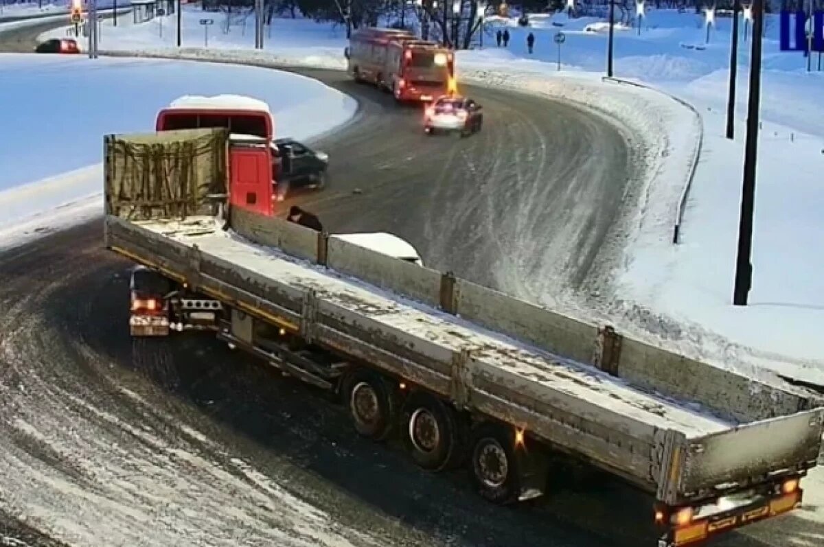    В Перми на площади Гайдара произошло ДТП с грузовиком