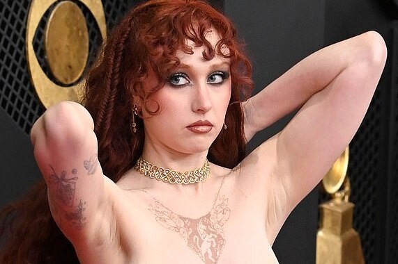     Чаппелл Рон в «голом» платье появилась на красной дорожке «Грэмми-2026» - 8 фото