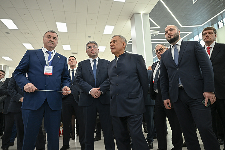    Поддержка общественного транспорта из регионального бюджета за прошлый год составила 2,1 млрд рублей, докладывал глава миндортранса РТ Фарит Ханифов.   
Фото:  rais.tatarstan.ru