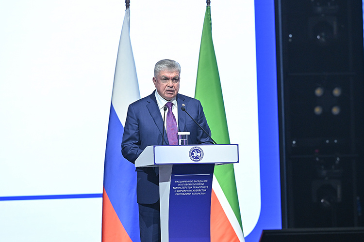    Неприятную картину реальности прикрыли докладом мэра Набережных Челнов Наиля Магдеева, где в 2021 году город начал транспортную реформу, в 2023-м создал муниципального перевозчика, а в 2025 году перешел на полное муниципальное управление.   
Фото:  rais.tatarstan.ru