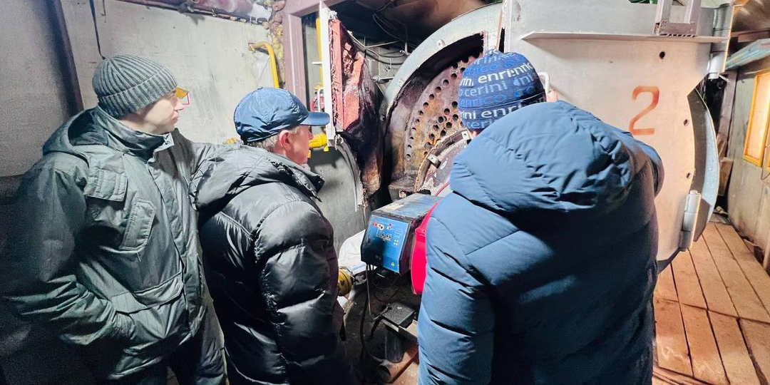 Бригада из Нижнего Тагила, запчасти из Ивделя, министр из Екатеринбурга. Как восстанавливают тепло в Кушве