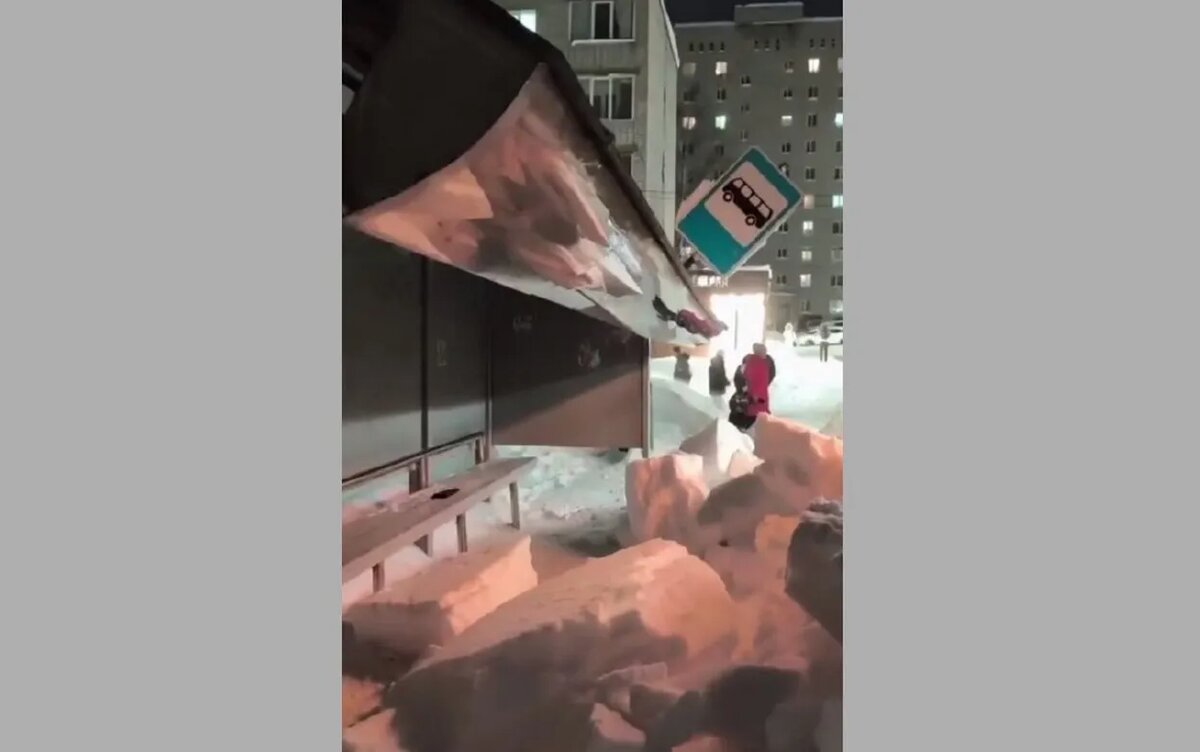    Видеофакт: крыша остановки транспорта обрушилась в Ижевске