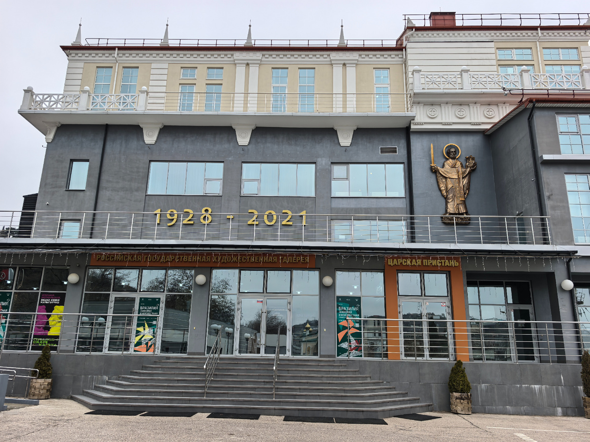 2. Занимает не весь первый этаж, а только половину.