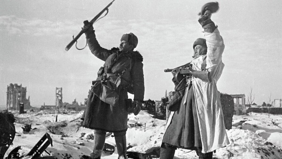 Советские бойцы в освобожденном Сталинграде © Sputnik / Георгий Зельма