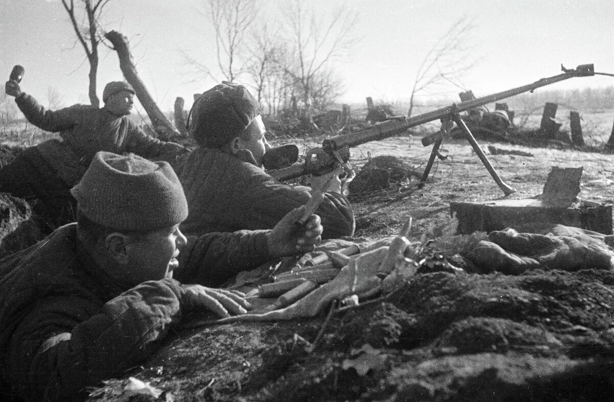 Советские бронебойщики с ПТРД-41 (противотанковое однозарядное ружье системы Дегтярева) ведут огонь под Сталинградом © Sputnik / Георгий Зельма