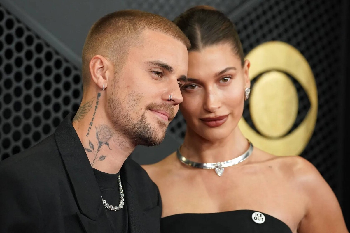     Джастин Бибер с голым торсом и в трусах-боксерах на глазах жены выступил на «Грэмми»