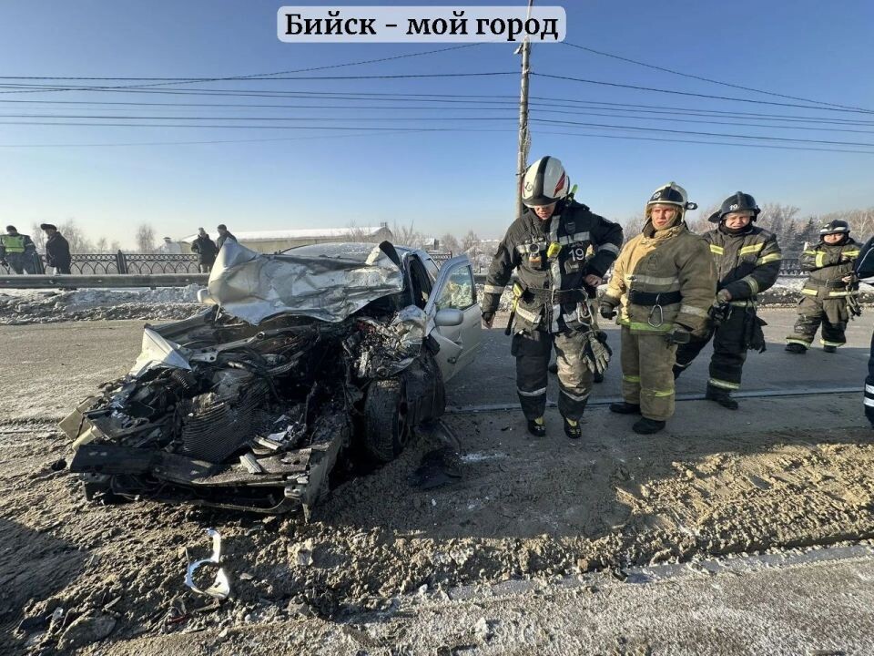    ДТП на коммунальном мосту в Бийске 2 февраля. Источник: t.me/biworkBMG