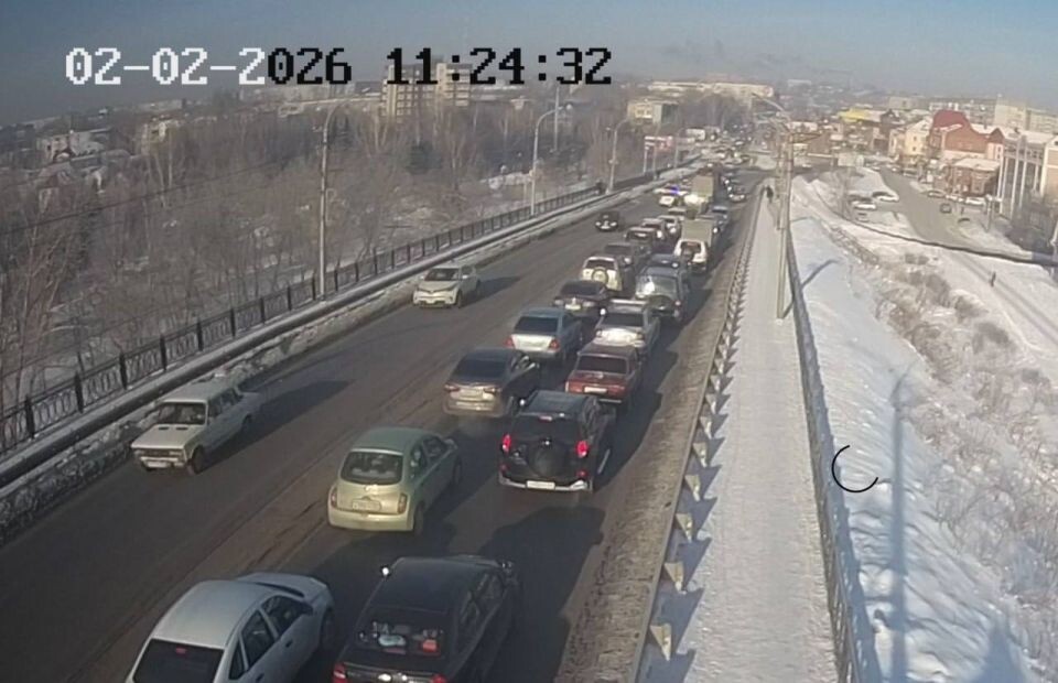    Пробка на Коммунальном мосту в Бийске. Источник: t.me/incident_22
