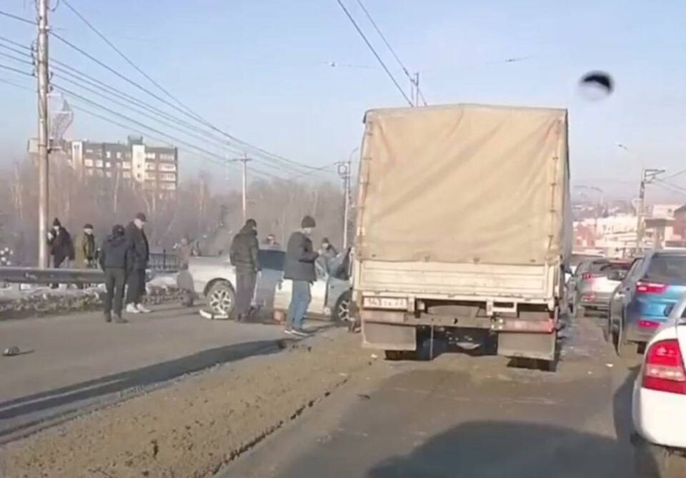    ДТП на Коммунальном мосту в Бийске 2 февраля. Источник: t.me/incident_22