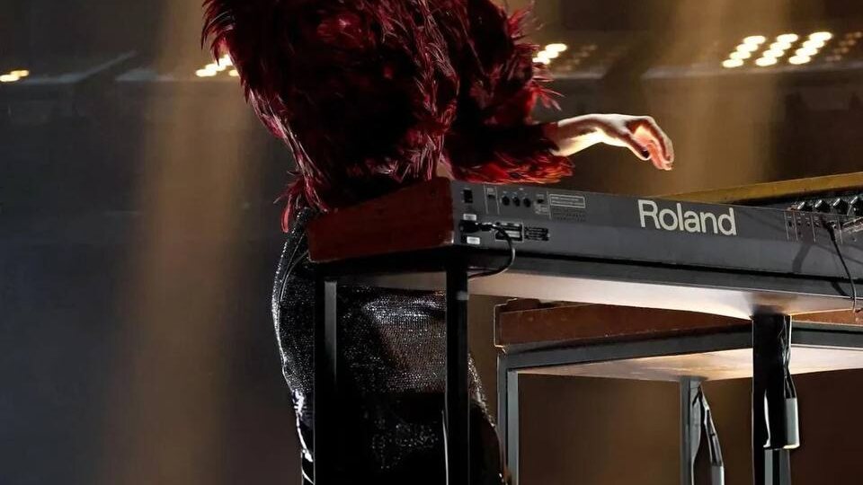 И еще один архивный лук — Леди Гага на сцене в Alexander McQueen осень-зима 2009