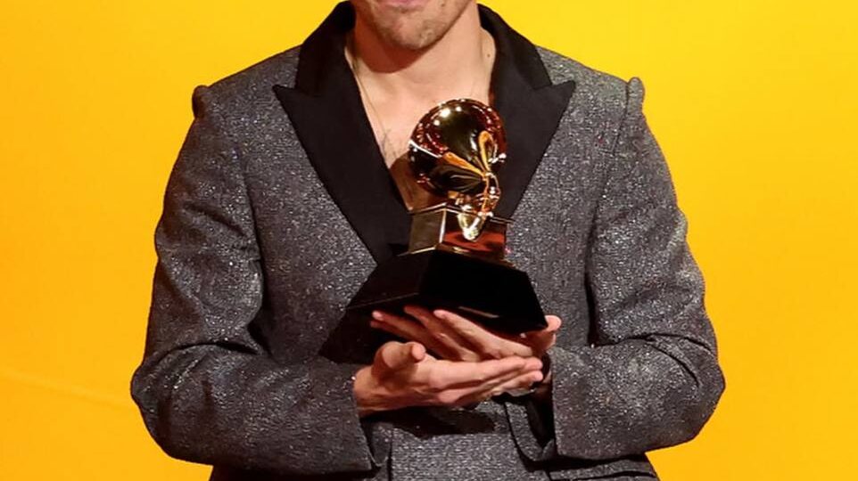 Гарри Стайлс пропустил красную дорожку, а мы чуть не пропустили его образ