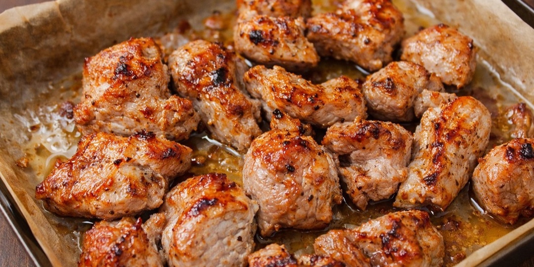 Сочный шашлык из свинины в духовке в пергаменте. Простой домашний рецепт