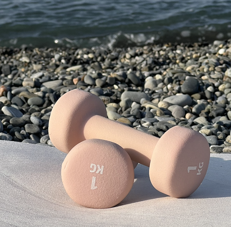 Если вы боитесь "перекачаться" или травмироваться - начните с гантелей на 1кг или даже на 0,5! И вы быстро поймете, что перекачаться еще надо сильно постараться, а вес этот для вас не страшен и можно брать больше :)