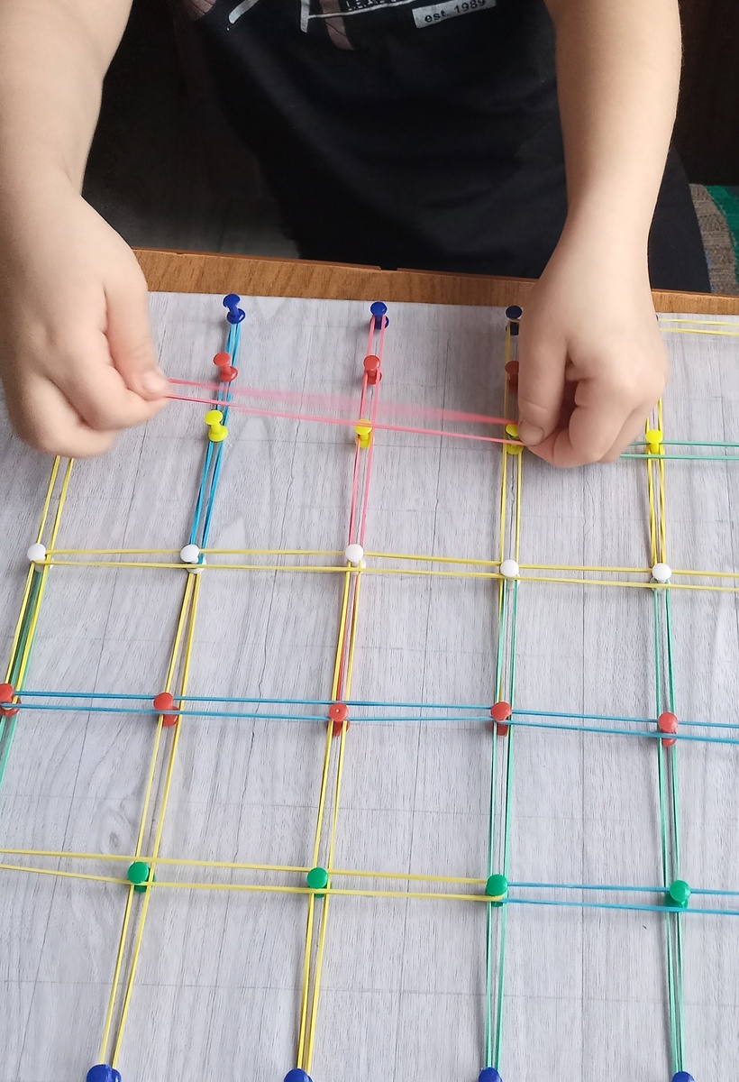 Фото автора канала. Можно использовать игру с резиночками, которая  развивает не только мелкую моторику, но и воображение, пространственное мышление.