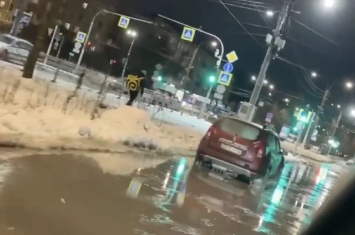    Машины ездят по воде на Ланском шоссе в Петербурге
