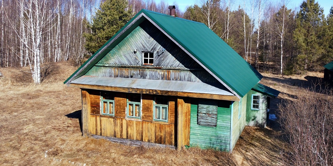 НЕДАВНО ЗАБРОШЕННАЯ ДЕРЕВНЯ С НОВЫМИ ДОМАМИ В ЛЕСУ.