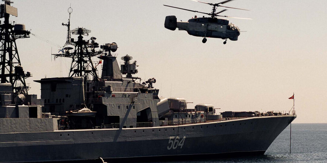 БПК «Адмирал Трибуц» провел поиск «вражеской» субмарины