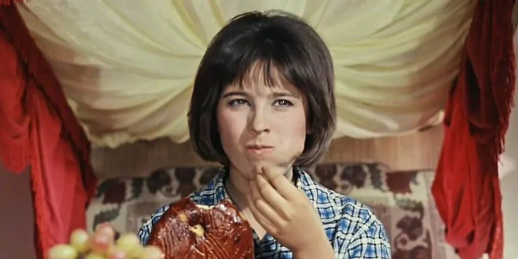    Традиционное угощение успело побывать на киноэкранах. Фото: фильм «Кавказская пленница, или Новые приключения Шурика». Режиссёр: Леонид Гайдай. Фото: архив Мосфильма.