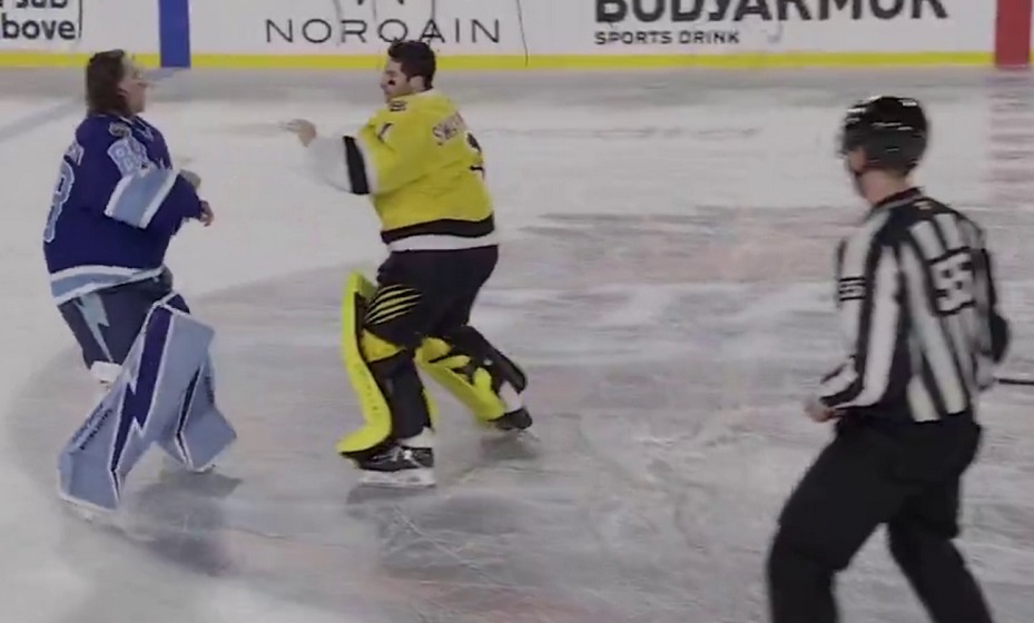    В НХЛ сняли видео, как Василевский побил вратаря «Бостона» Свеймана. Фото: скрин трансляции