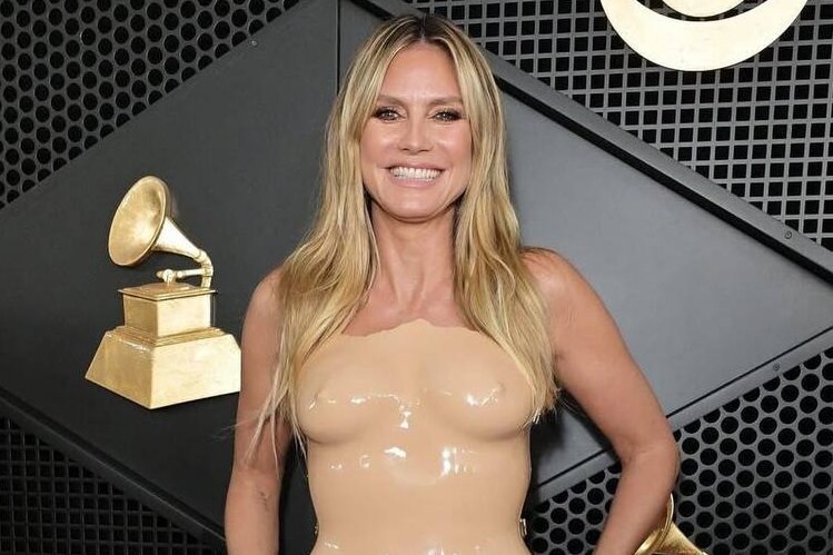     Хайди Клум в провокационном платье повторила «голый» выход Бьянки Цензори на «Грэмми»