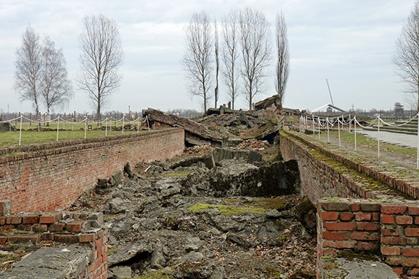    Одна из множества руин, оставшихся как свидетельство преступлений нацистов, которые взорвали многие объекты на территории комплекса лагерей при приближении Красной Армии. / Екатерина Забродина / РГ