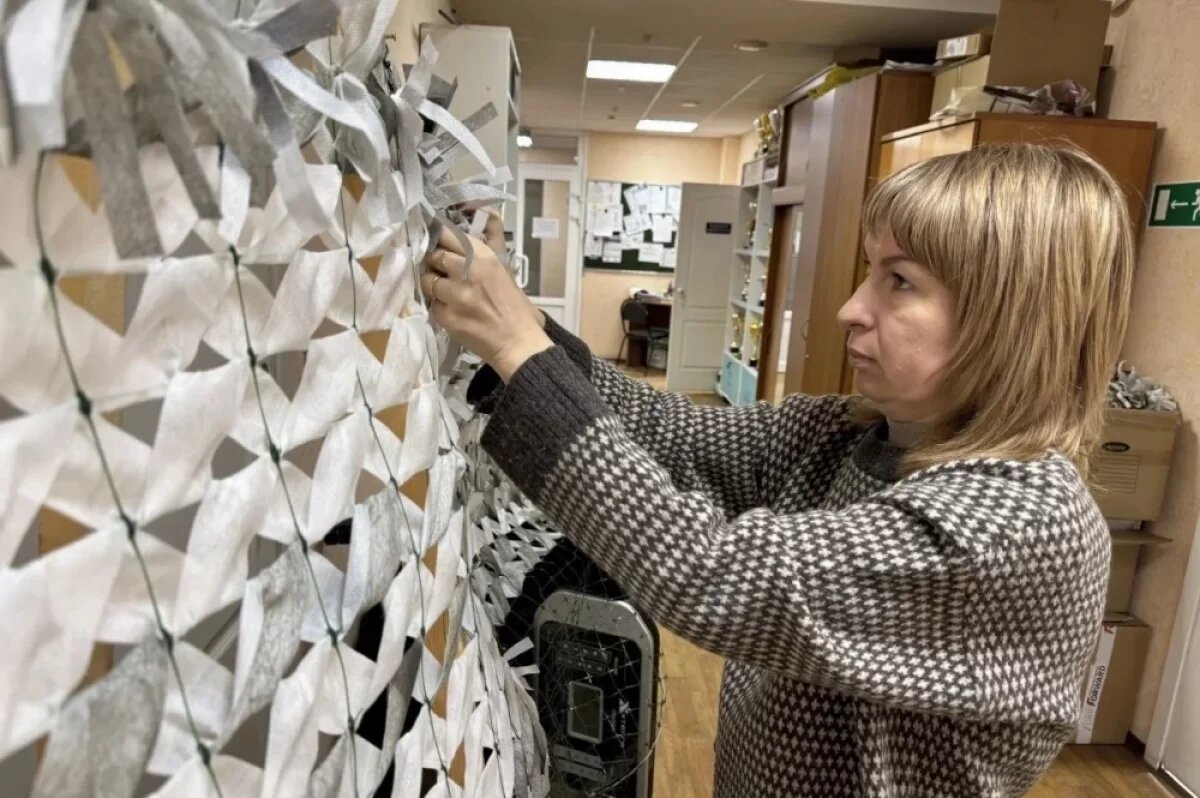    Активисты продолжают плести маскировочные сети для военнослужащих