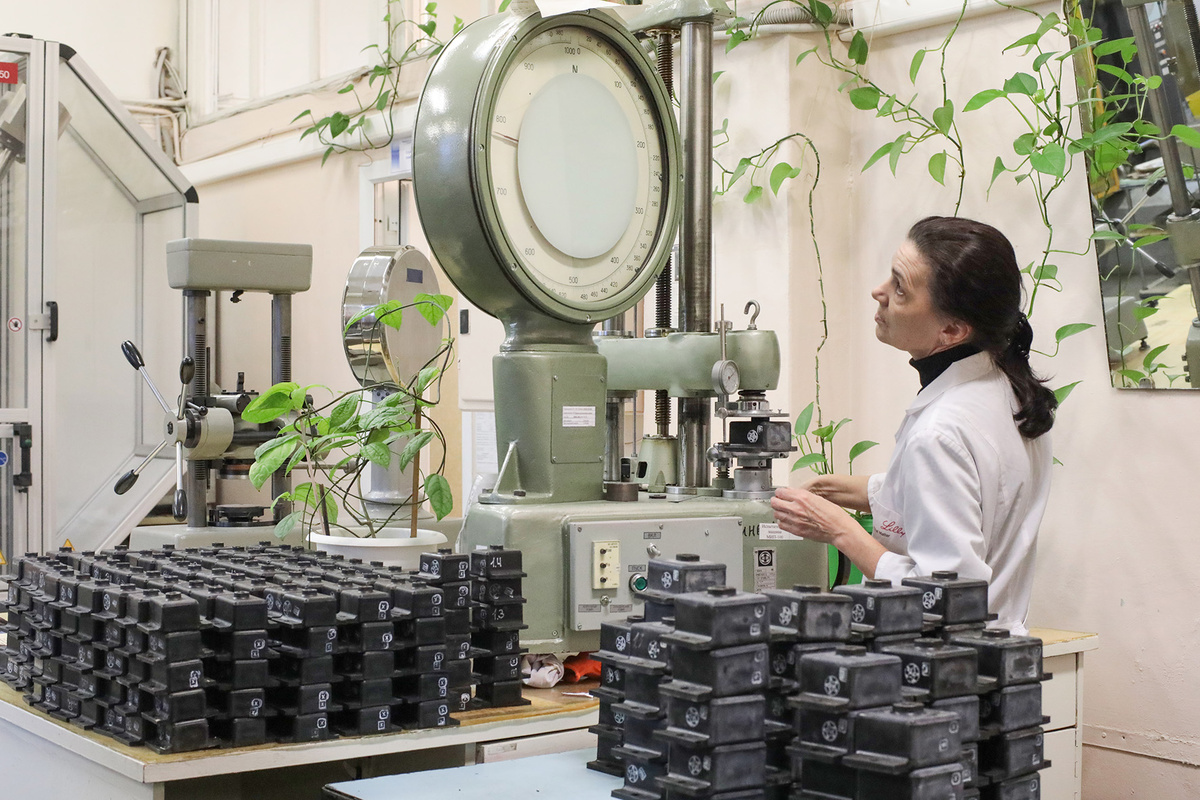 Лаборант Елена Сергеева испытывает амортизаторы на деформацию