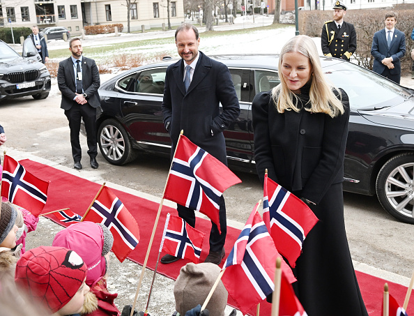 Наследный принц Хокон и наследная принцесса Метте-Марит посетили библиотеку Фредрикстада 28 января 2026 года в Норвегии, чтобы отметить ее 100-летие (Фото Руне Хеллестада - Corbis via Getty Images).