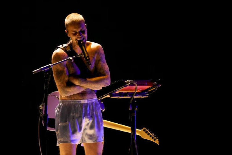 БИБЕР В ОДНИХ ТРУСАХ-БОКСЕРАХ ВОРВАЛСЯ НА СЦЕНУ «ГРЭММИ» 2026