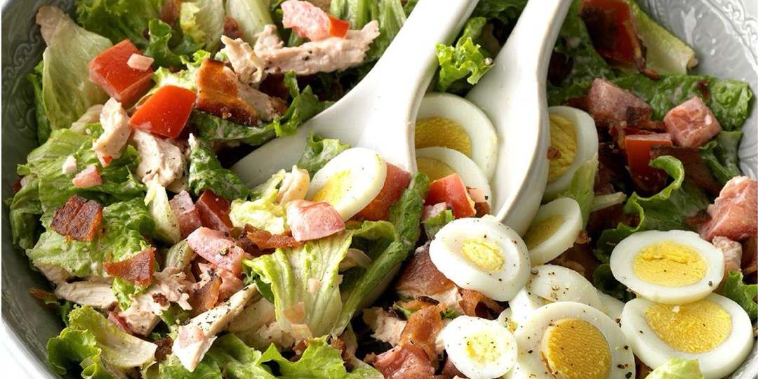 Сытный кето салат с беконом и брокколи