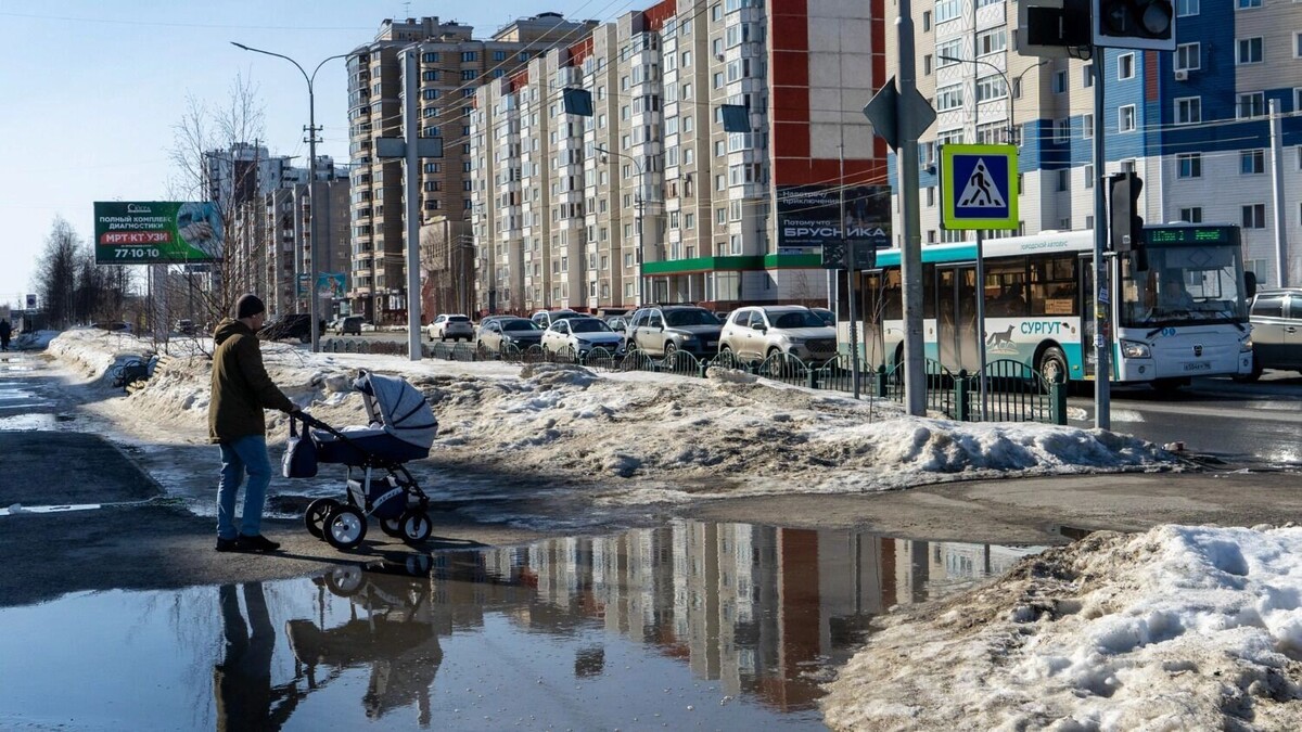     Каждый шаг по городу становится испытанием: даже прогулка с коляской превращается в баланс между снегом и лужами    1MI