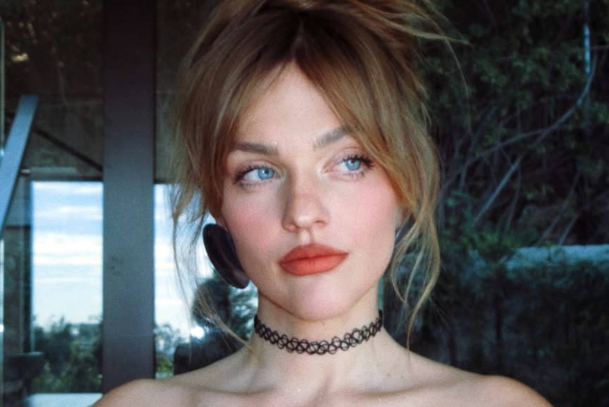     Бросившая блогера Сергея Косенко после родов Саша Belair появилась на «Грэмми» в «платье мести»