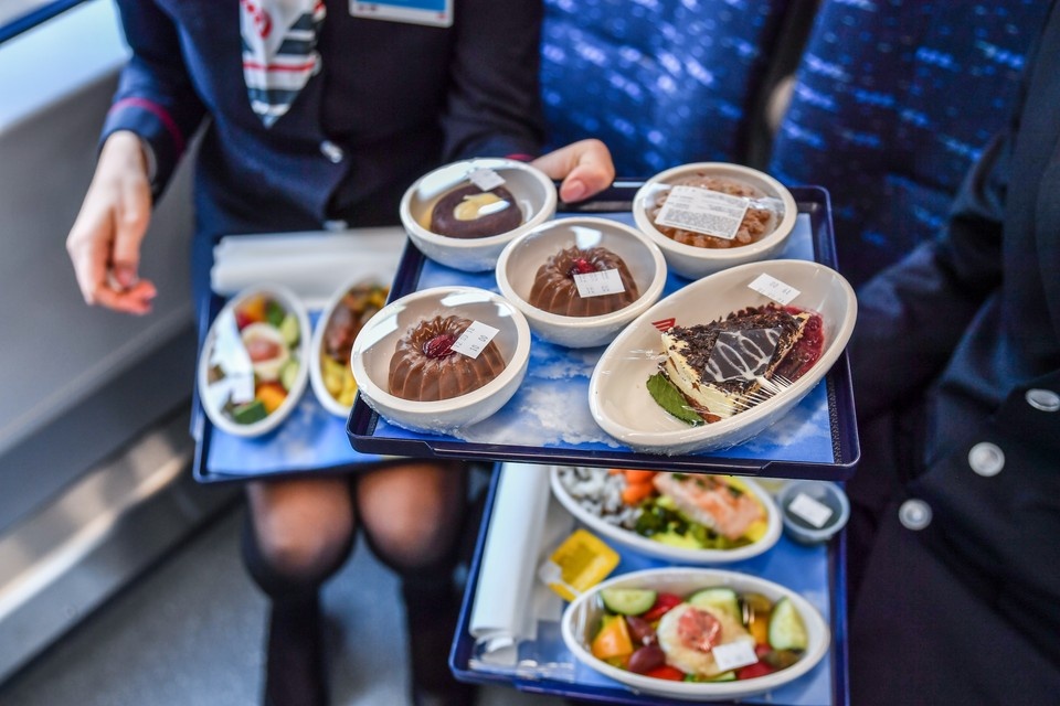    Железнодорожники кормят пассажиров поездов, задержанных после аварии с зерном. Виктор ГУСЕЙНОВ