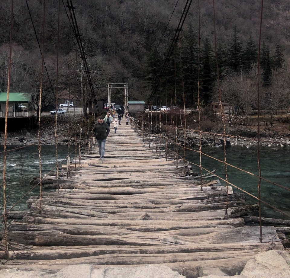 Подвесной деревянный мост через реку Бзыбь. Абхазия.