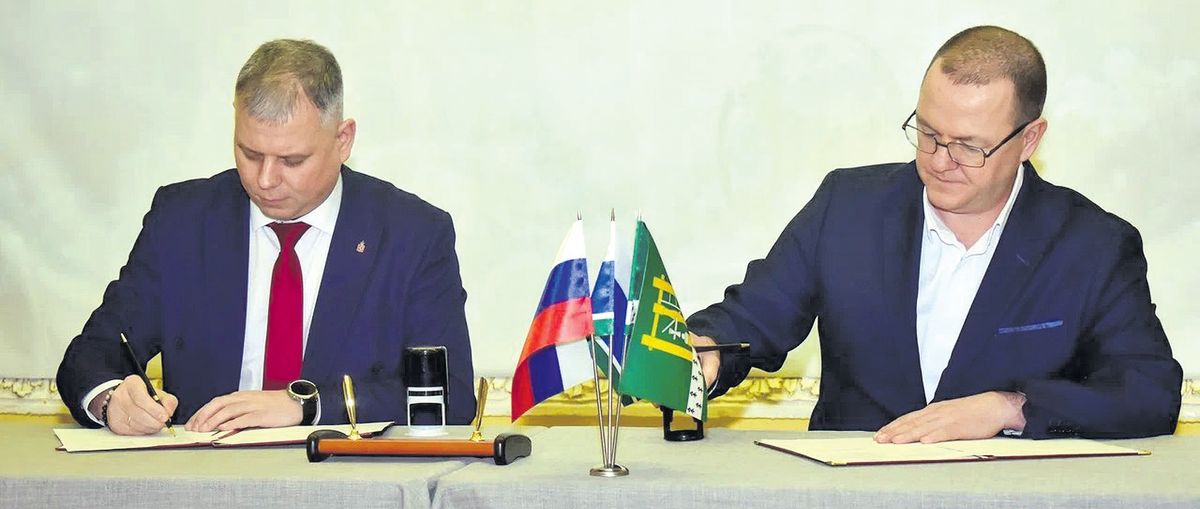 Подписание договора: Денис Толмачёв и Виктор Афанасьев