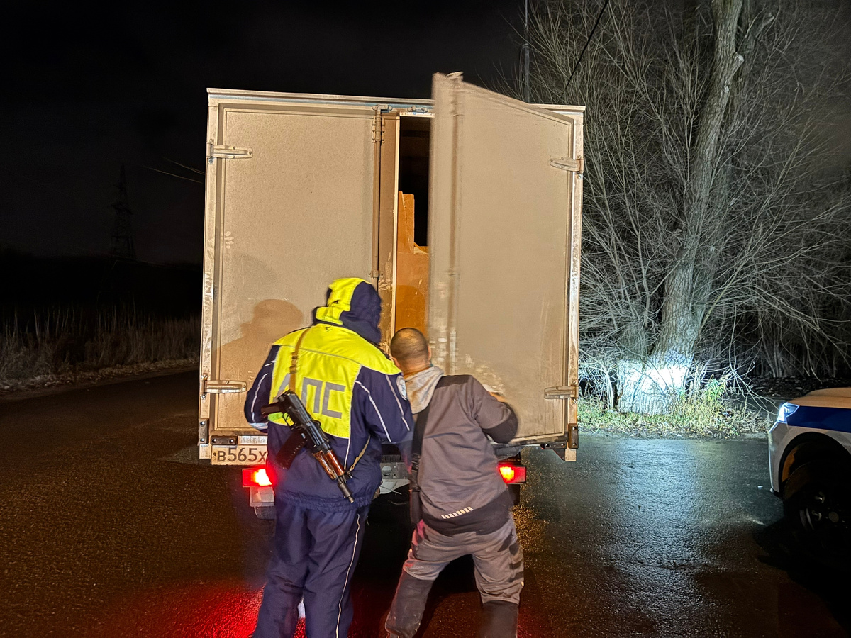 Опытные водители пояснили, почему они всегда открывают багажник автомобиля по требованию ГИБДД, без протокола досмотра