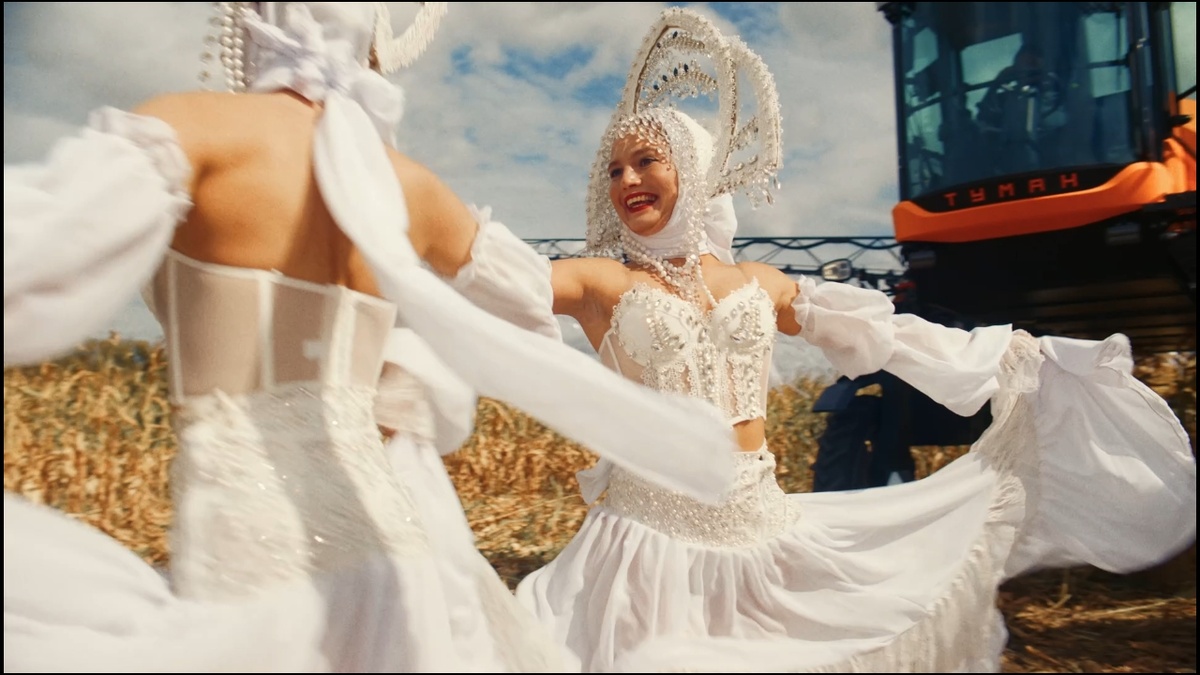 Агрономы в изумлении: что это — сбор урожая или бал? 😄