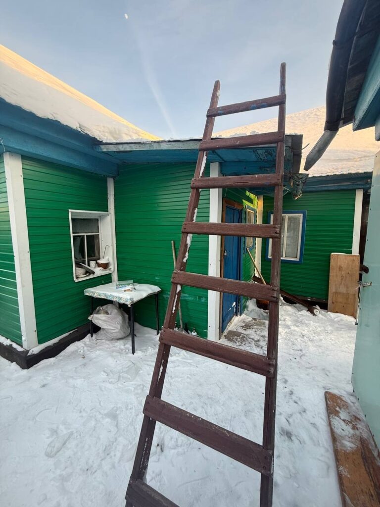    В Кувандыке мужчина упал с крыши летней кухни и сломал позвонки Оренбуржье