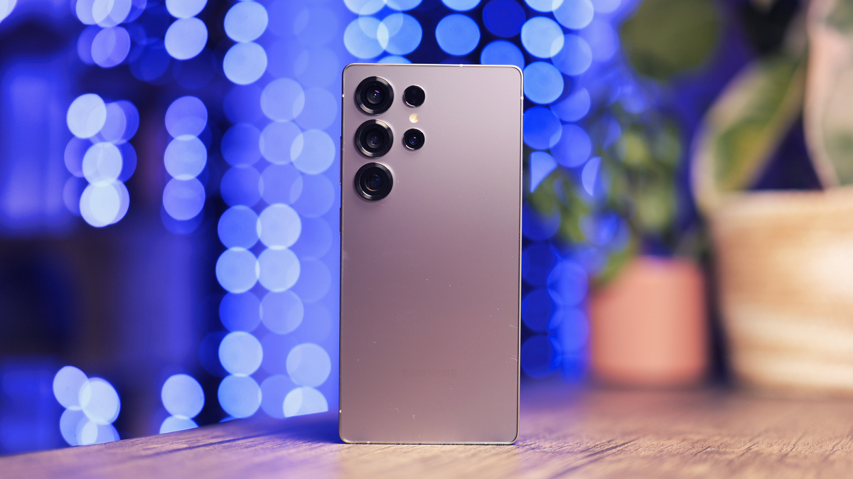 На задней панели Galaxy 25 Ultra расположена очень сбалансированная сборка сенсоров