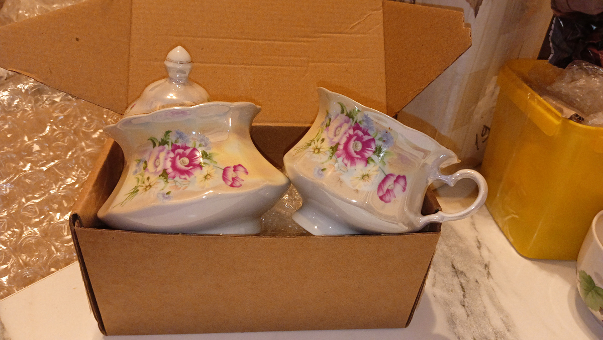 Чай с ароматом винтажа: посудные старинки на столе. Фото автора 