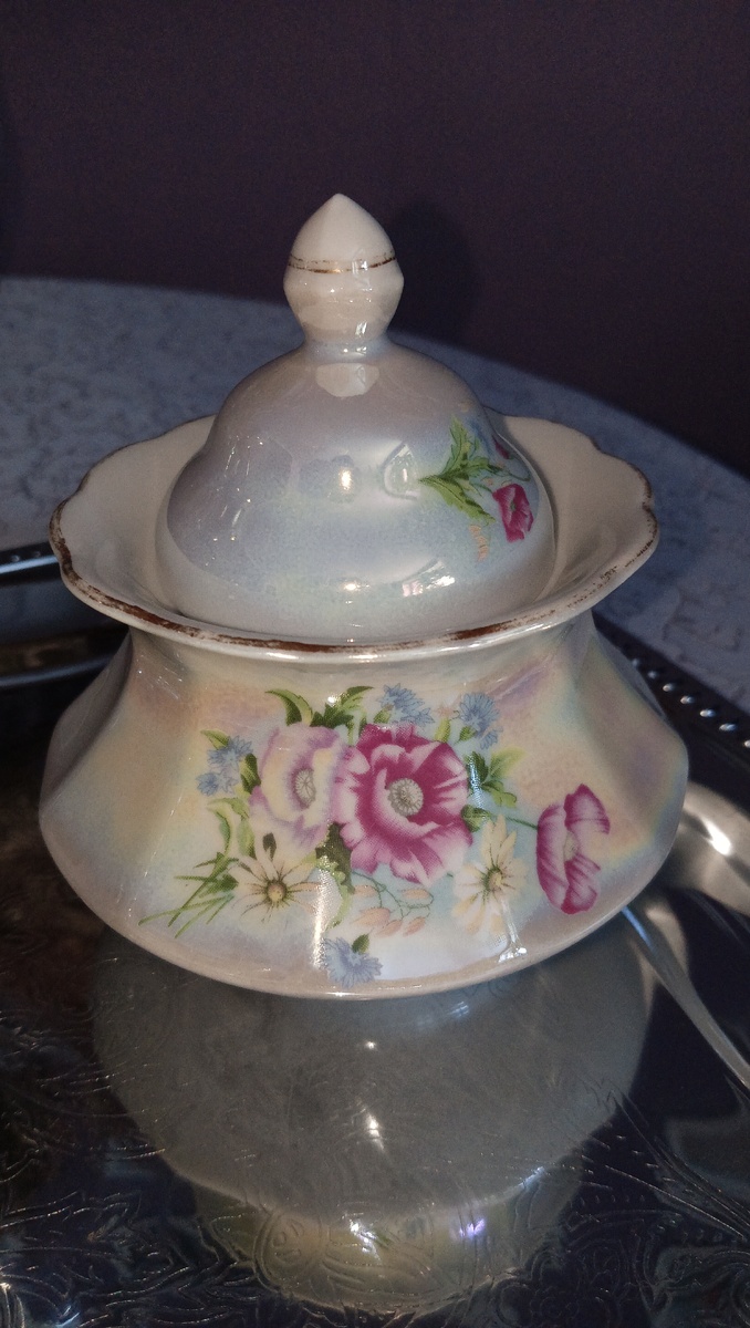 Чай с ароматом винтажа: посудные старинки на столе. Фото автора 