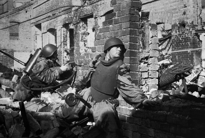 Бойцы Красной Армии во время штурма Кюстрина, 1945 год. Исходное изображение найдено на flectone.ru.