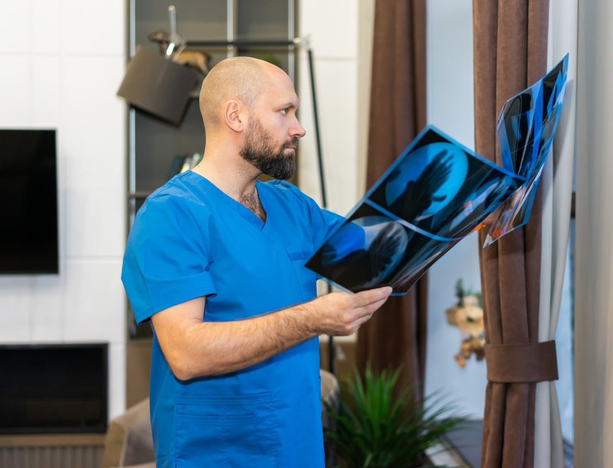 На фото хирург ортопед Красильников Сергей Николаевич. Опыт 22+ лет!