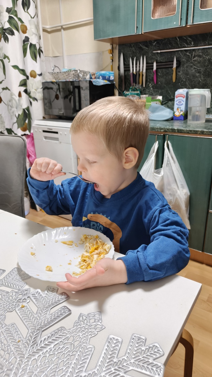 Женя завтракает самостоятельно 