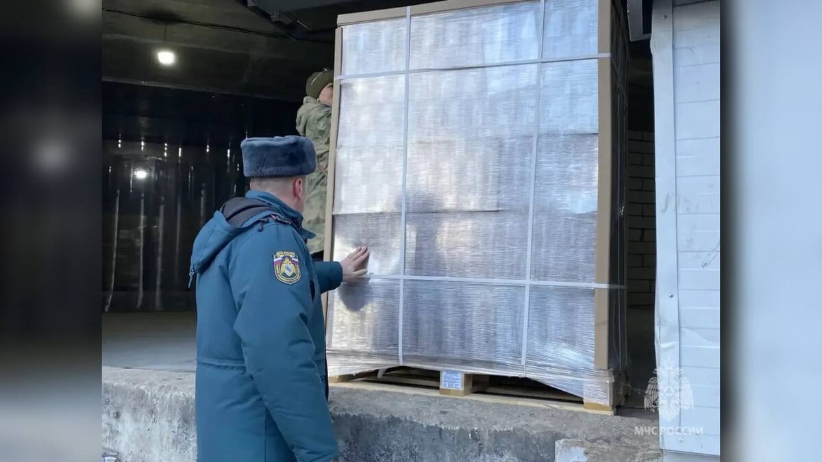    Курский регион получил новую партию гуманитарной помощи — чай, консервы и крупы.