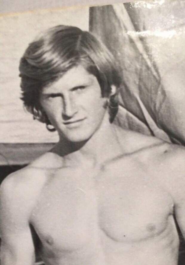 Ники́та Бори́сович Джигурда́ (род. 27 марта 1961, Киев, Украинская ССР, СССР) — советский, украинский и российский актёр театра, кино, озвучивания и дубляжа, кинорежиссёр, сценарист, певец, автор-исполнитель, гитарист, композитор, поэт-песенник и телеведущий. Народный артист Чеченской Республики (2008), заслуженный артист Кабардино-Балкарской АССР (1987). Фото из доступных ресурсов интернета.